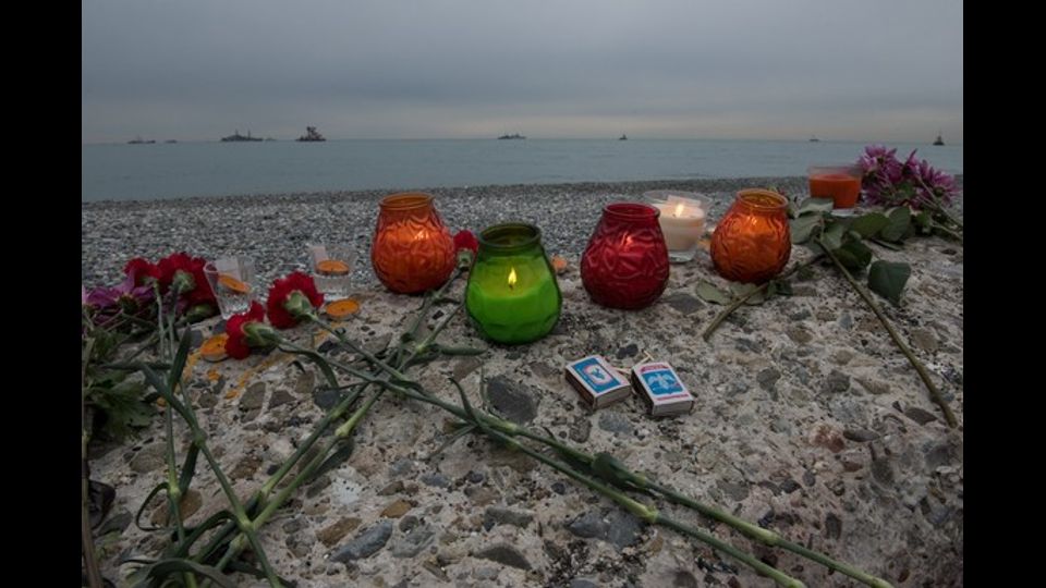 &nbsp;Sochi, fiori e candele sulla costa del Mar Nero in memoria delle vittime dell'incidente aereo del 25 dicembre scorso (foto Afp)