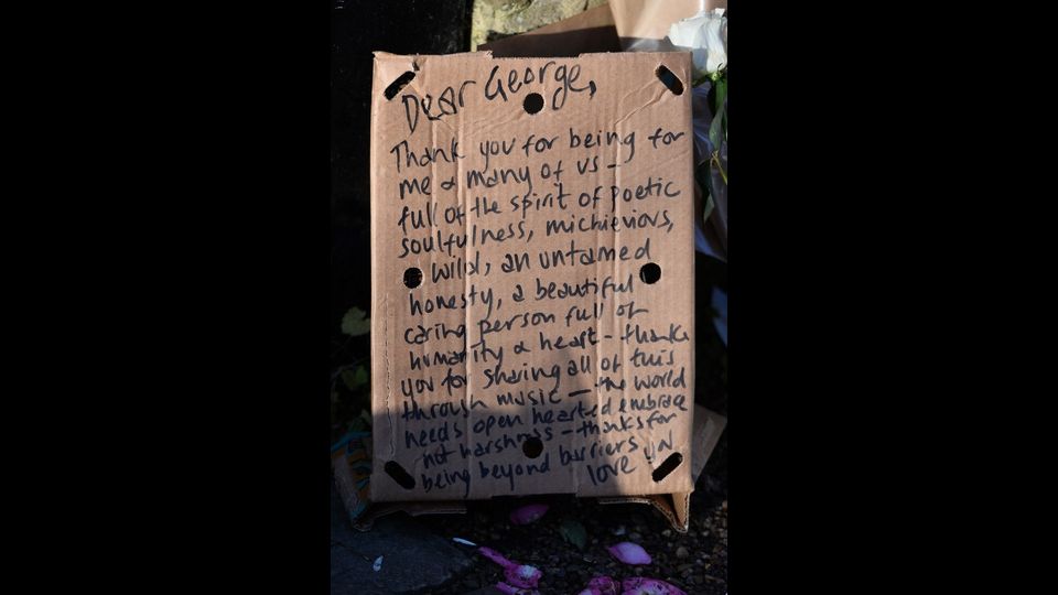 &nbsp;Una lettera di ringraziamento, piena di affetto ed ammirazione, scritta a mano su un pezzo di cartone sulla soglia di casa di George Michael, morto per insufficienza cardiaca (foto Afp)