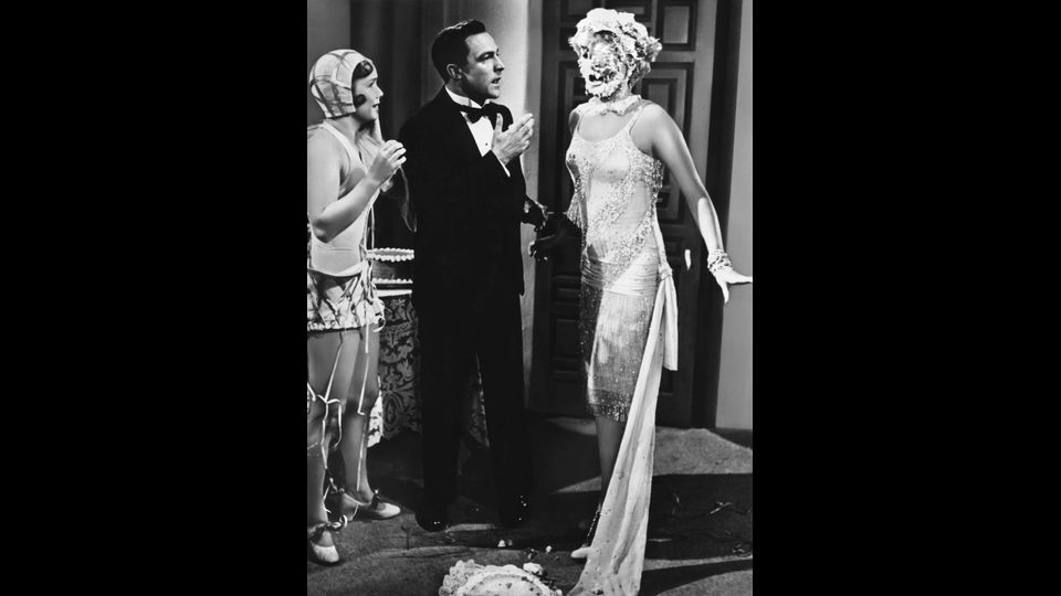 &nbsp;Debbie Reynolds con Gene Kelly e Jean Hagen in &quot;Singing in the rain&quot; nella scena della torta in faccia, 1952 (foto Afp)