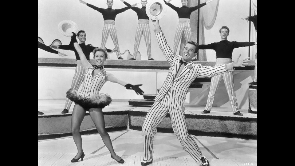 &nbsp;Debbie Reynolds e Bob Fosse in una scena di danza del film &quot;Give a girl a break&quot; (Tre ragazze a Broadway), 1953 (foto Afp)