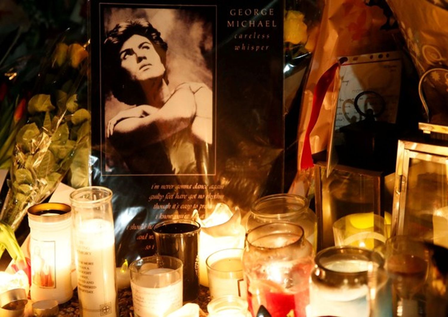 &nbsp;Londra, fiori e candele accese sulla porta di casa del cantante George Michael, morto il 25 dicembre scorso (foto Afp)