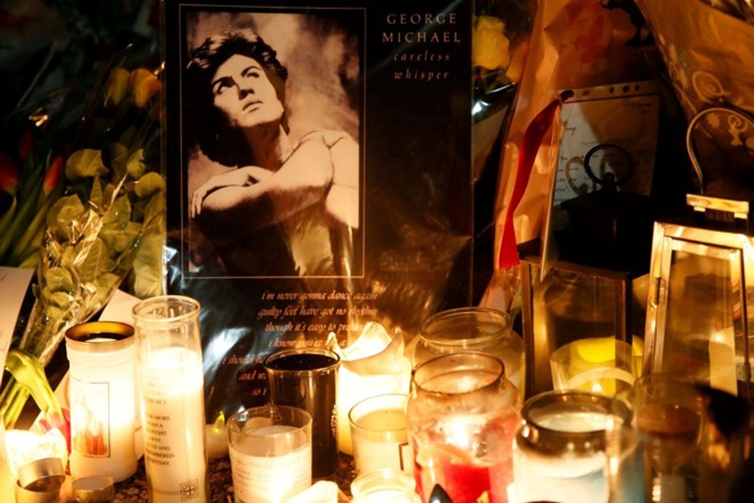 &nbsp;Londra, fiori e candele accese sulla porta di casa del cantante George Michael, morto il 25 dicembre scorso (foto Afp)