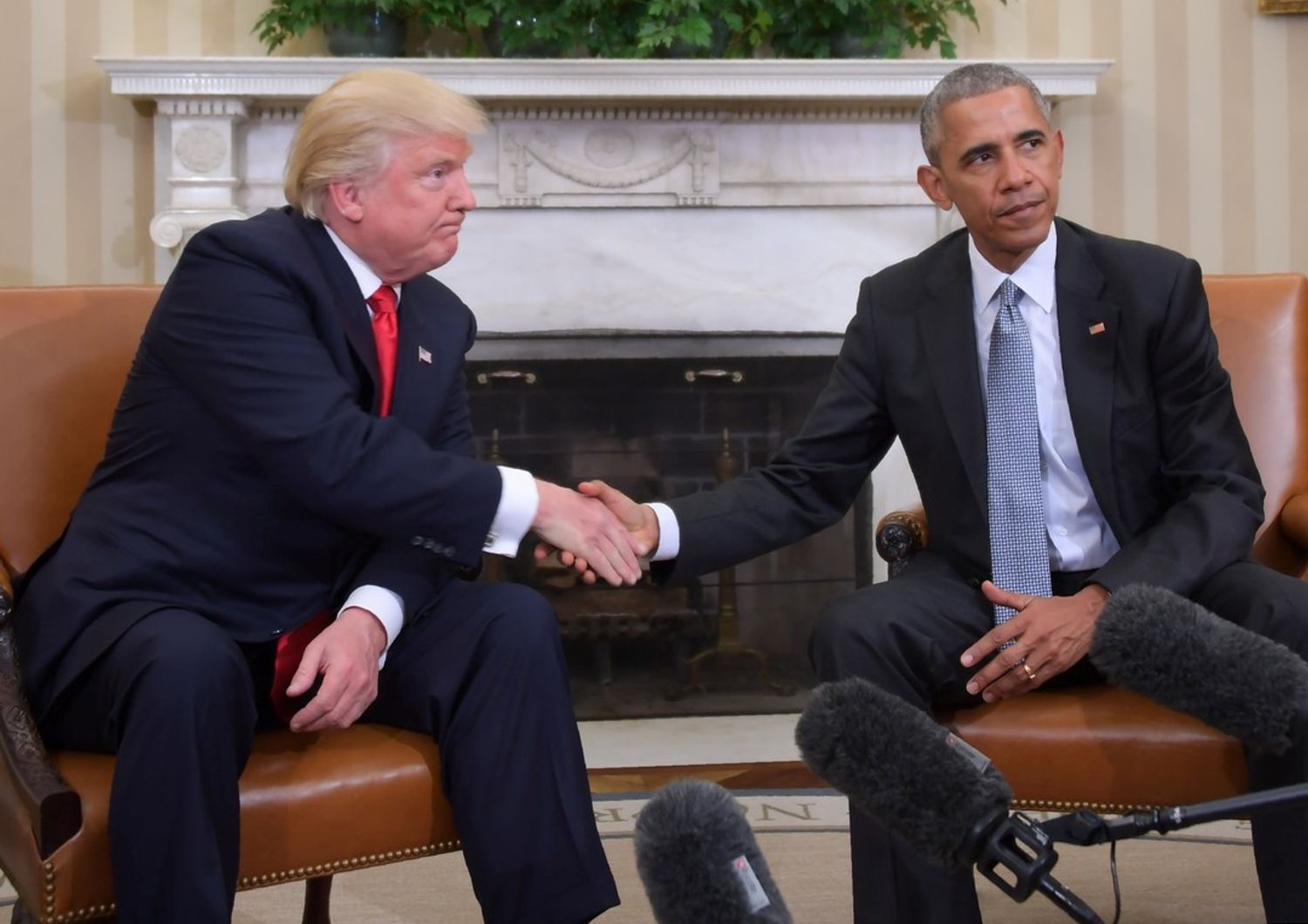 La stretta di mano tra il presidente degli Stati Uniti Barack Obama e il presidente eletto Donald Trump durante un incontro di transizione nello Studio Ovale della Casa Bianca (foto Afp)