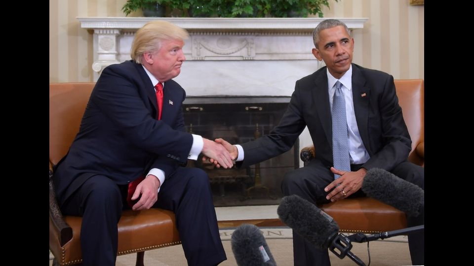 La stretta di mano tra il presidente degli Stati Uniti Barack Obama e il presidente eletto Donald Trump durante un incontro di transizione nello Studio Ovale della Casa Bianca (foto Afp)