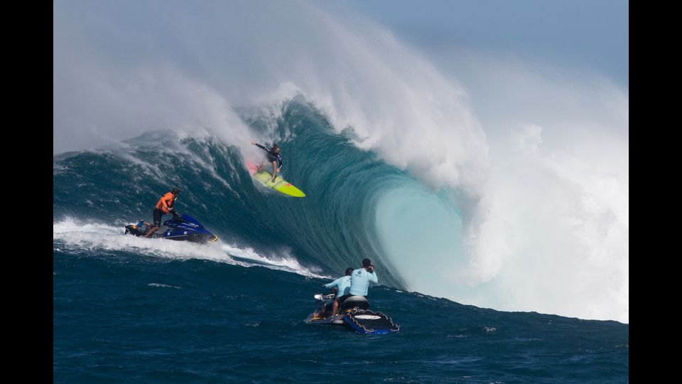 Surfisti partecipano alla competizione annuale &nbsp;'Pehai 2016', sulle coste di Jaws al largo dell'isola di Maui. In questa parte della costa, le onde possono raggiungere un'altezza di 18 metri (foto Afp)