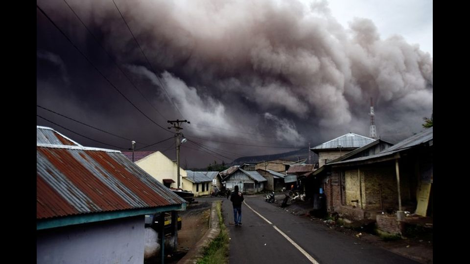 &nbsp;Sumatra: un uomo cammina per le vie di Karo &nbsp;durante l'eruzione di cenere vulcanica dal Monte Sinabung. Il vulcano &egrave; tornato in attivit&agrave; nel 2010 per la prima volta dopo 400 anni (foto Afp)
