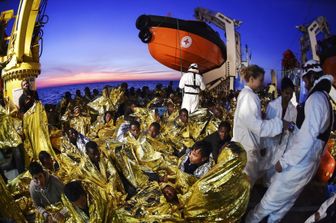 &nbsp;Migranti soccorsi dalla Ong maltese Moas e dalla Croce Rossa Italiana a largo della Libia (foto Afp)