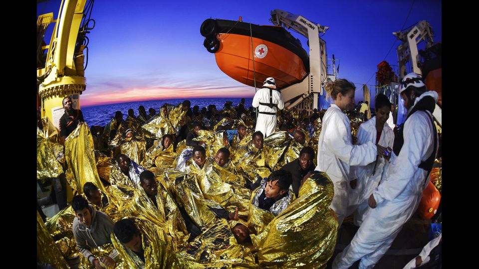 &nbsp;Migranti soccorsi dalla Ong maltese Moas e dalla Croce Rossa Italiana a largo della Libia (foto Afp)