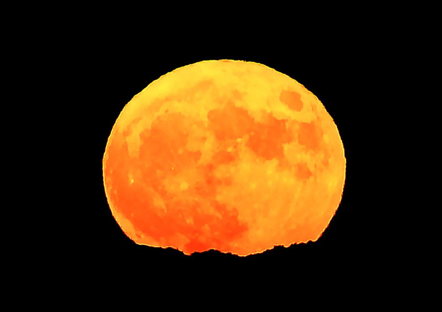 La 'Super Luna' vista da Marsiglia. Era dal 1948 che la Luna non si avvicinava cos&igrave; alla terra, a 'soli' 356.509 km. La NASA ha descritto il fenomeno come &quot;un'extra-supermoon&quot; (foto Afp)