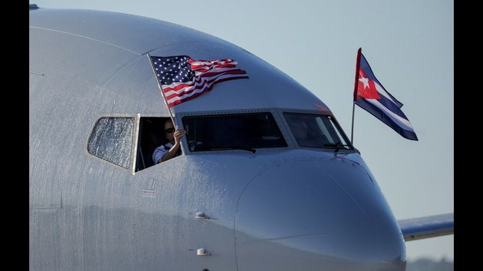 &nbsp;Le bandiere nazionali degli Stati Uniti e di Cuba sventolano su un aereo dell'American Airlines atterrato all'aeroporto internazionale Jos&eacute; Mart&iacute;. E' il primo volo commerciale Miami-Avana in 50 anni e coincide con l'inizio dei tributi al defunto leader cubano Fidel Castro (foto Afp)