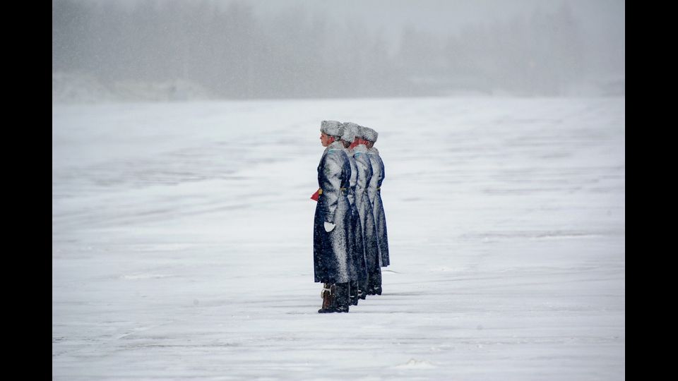 Bielorussia, le guardie d'onore partecipano a una cerimonia per festeggiare il fatturato di un'azienda produttrice di elicotteri 6Mi-8MTV-5 (foto Afp)