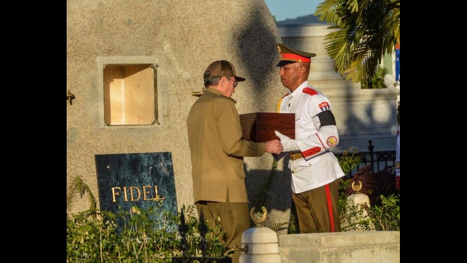 Il presidente cubano, Raul Castro, depone l'urna con le ceneri del fratello Fidel nella tomba al cimitero di Santa Ifigenia a Santiago de Cuba&nbsp;