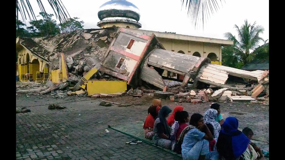 Indonesia: il minareto di una moschea ridotto in macerie nella citt&agrave; di Pidie, nella provincia di Aceh, nell'estremit&agrave; settentrionale di Sumatra, dopo un terremoto 6.5&nbsp;