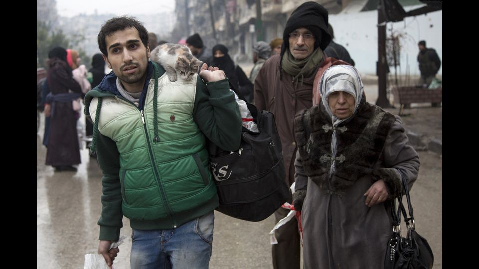 Profughi siriani lasciano i quartieri ad est di Aleppo, in mano ai ribeli, bombardati dalle forze governative&nbsp;