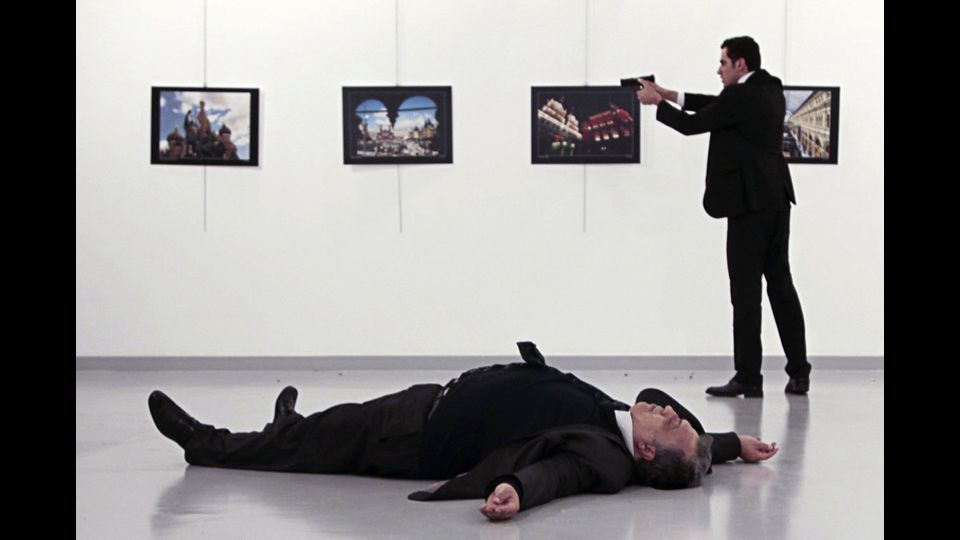 La foto choc degli istanti successivi all'omicidio dell'ambasciatore russo ad Ankara,&nbsp;Andrei Karlov, ad opera di&nbsp;Mevlut Mert Altintas. Il killer&nbsp;&nbsp;prima di esplodere i colpi ha urlato di voler vendicare i morti di Aleppo&nbsp;