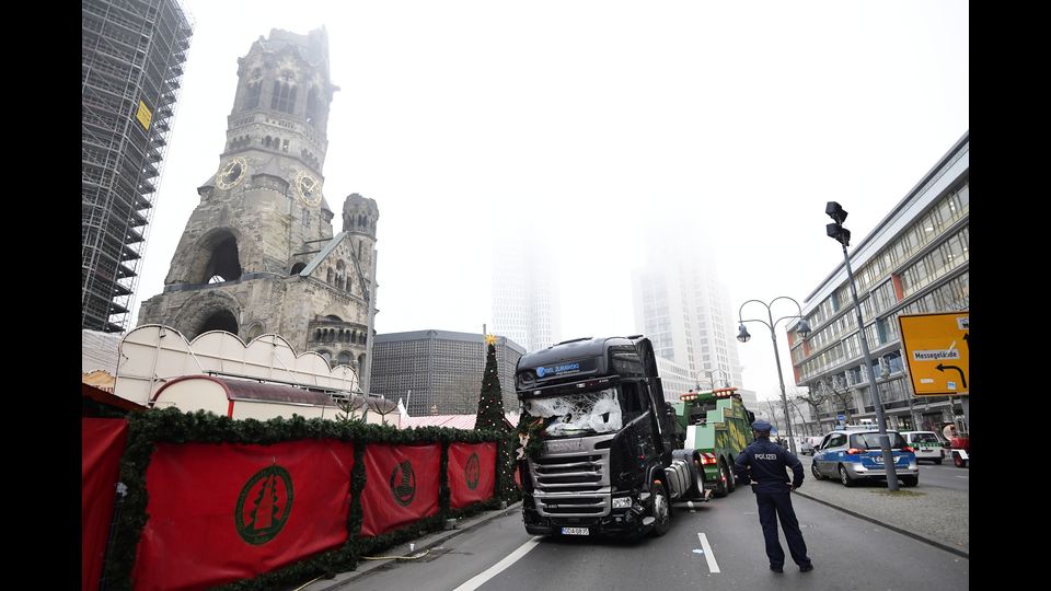 Berlino: un camion viene fatto allontanare mentre gli esperti forensi esaminano la scena dell'attentato del 19 dicembre, quando il tunisino Amri si &egrave; gettato con un tir su un mercatino natalizio uccidendo 12 persone&nbsp;