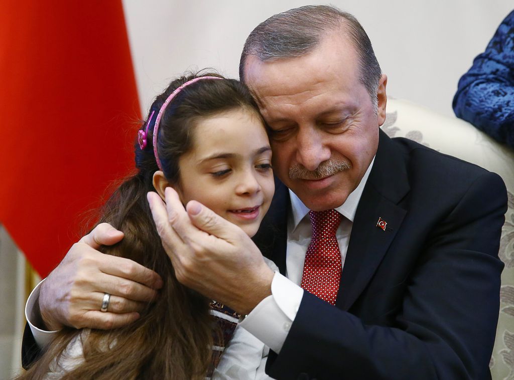 Il presidente turco Erdogan abbraccia la piccola Bana Alabed. La ragazzina, di 7 anni, aveva raccontato su Twitter la quotidianit&agrave; del vivere sotto le bombe ad Aleppo est