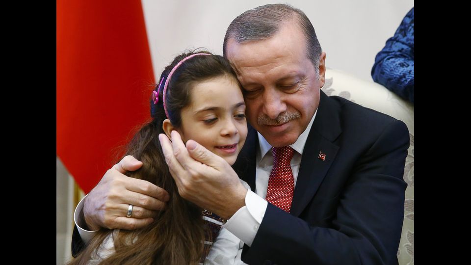 Il presidente turco Erdogan abbraccia la piccola Bana Alabed. La ragazzina, di 7 anni, &egrave; stata appena evacuata da Aleppo est dove aveva raccontato su Twitter la quotidianit&agrave; del vivere sotto le bombe