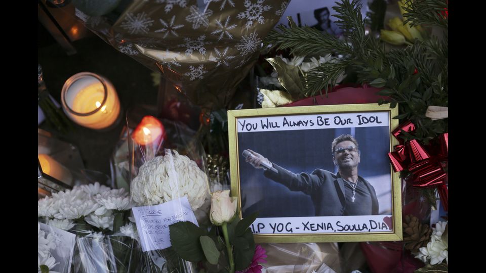 L'omaggio a George Michael fuori dalla sua casa a nord di Londra. Il cantante &egrave; morto a 53 anni il giorno di Natale&nbsp;