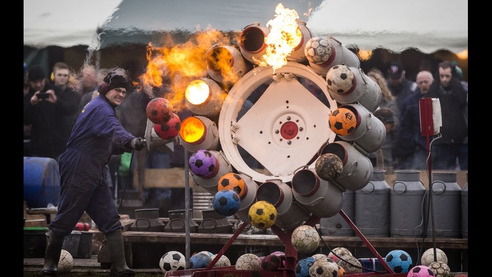 &nbsp;Paesi Bassi, la cerimonia di fine anno del 'carburo-shooting' a Zevenhuizen, che, secondo la tradizione serve per spaventare gli spiriti maligni (foto Afp)
