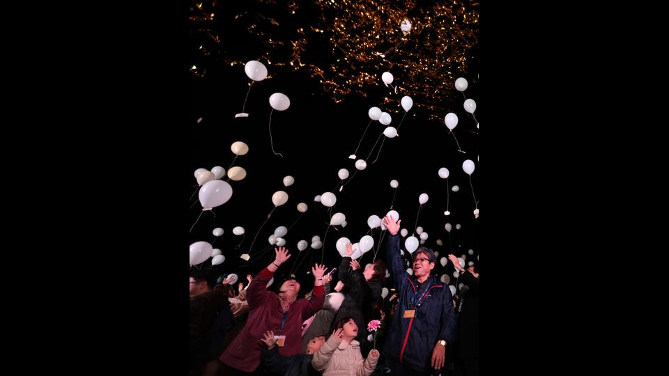 &nbsp;Tokyo, il lancio di palloncini la notte di Capodanno al Prince Park Tower. Secondo la tradizione giapponese i palloncini rappresentano i desideri che volano verso il cielo (foto Afp)