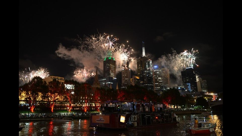 &nbsp;Spettacolo pirotecnico la notte di Capodanno vicino al fiume Yarra a Melbourne in Australia (foto Afp)