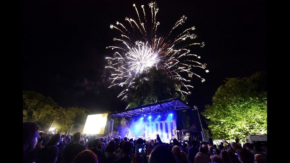 &nbsp;Fuochi d'artificio e festeggiamenti &nbsp;al Nord Hagley Park di Christchurch in Nuova Zelanda (foto Afp)
