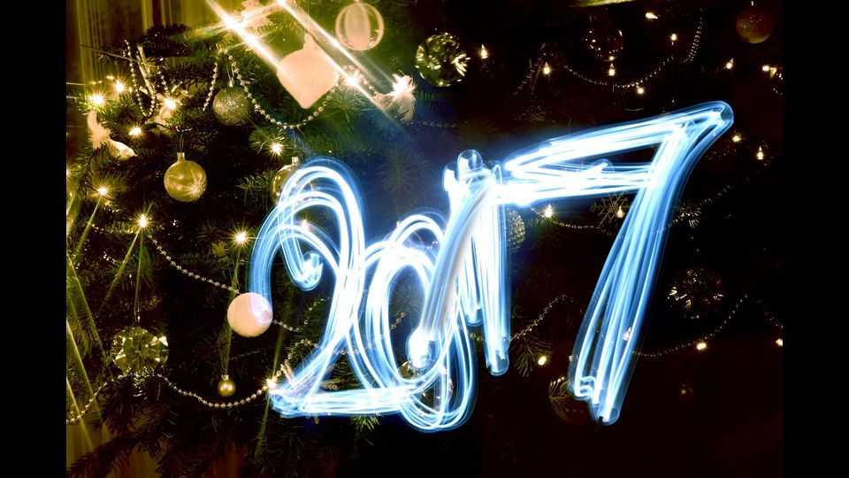 &nbsp;Il numero &quot;2017&quot; in un gioco di luci su un albero di Natale in una via di Budapest &nbsp;(foto Afp)