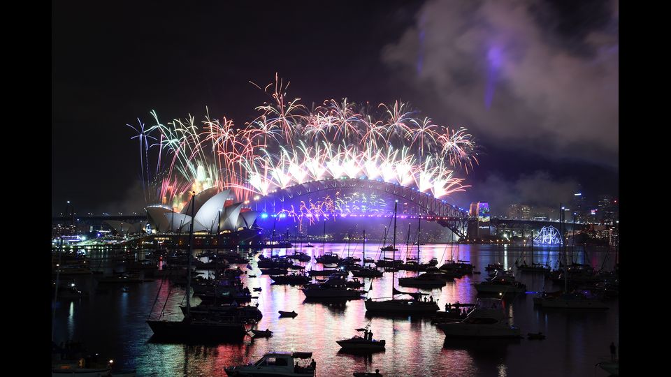 &nbsp;Uno spettacolare gioco di luci e di colori illuminano l'Opera House e l'Harbour Bridge di Sydney &nbsp;(foto Afp)