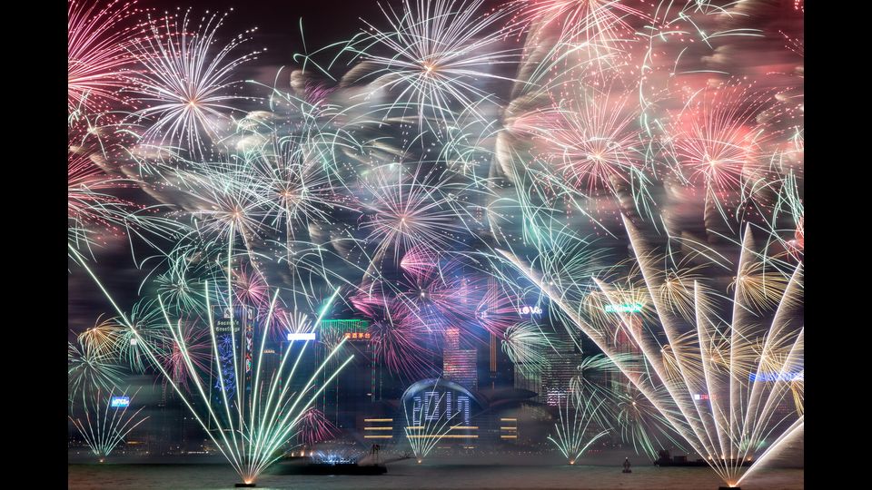 &nbsp;Un'esplosione di fuochi d'artificio sul porto di Victoria di Hong Kong (foto Afp)