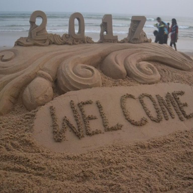 &nbsp;Una scultura di sabbia creata dall'artista Sudarshan Pattnaik a Puri in India, che simboleggia il passaggio dal vecchio al nuovo anno (foto Afp)