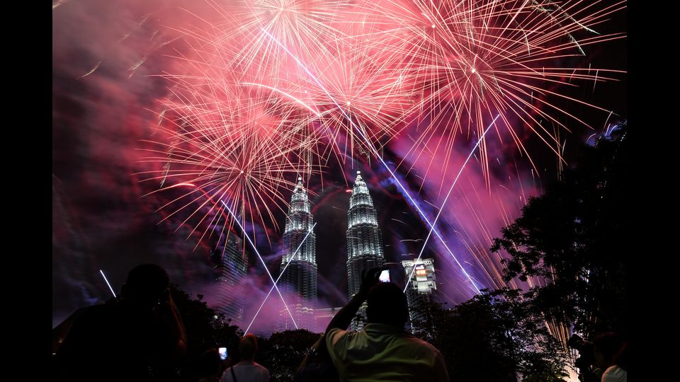 &nbsp;Malesia, le Petronas Twin Towers a Kuala Lampur illuminate a festa salutano l'arrivo del 2017 (foto Afp)