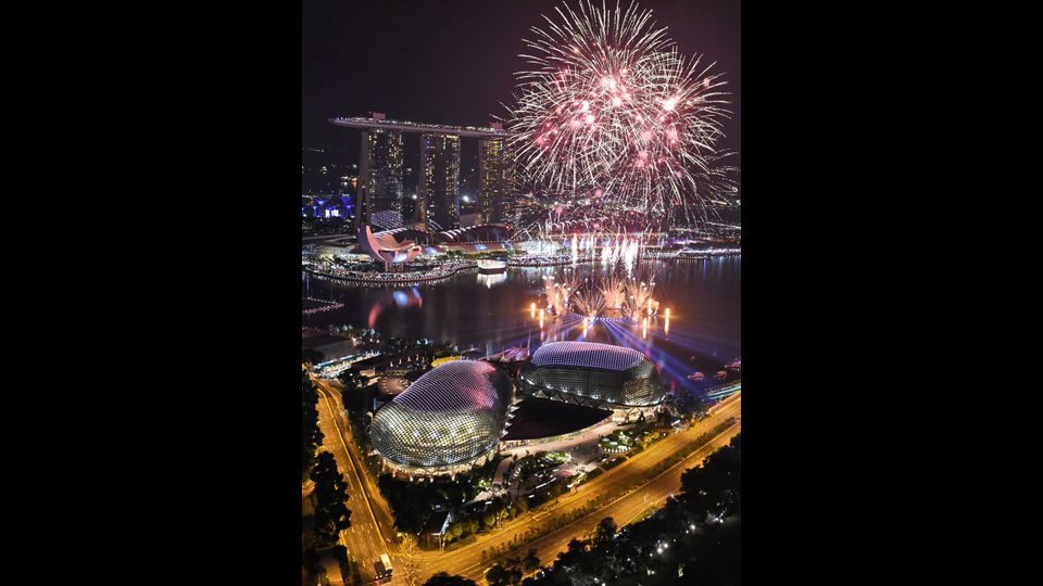 &nbsp;Il Marina Bay Skyline di Singapore illuminato dai fuochi d'artificio (foto Afp)