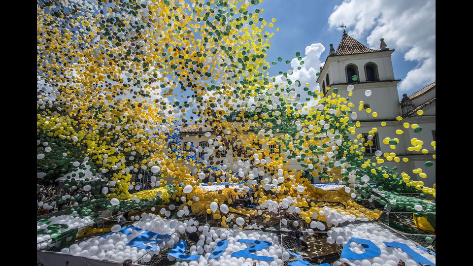&nbsp;Brasile, il lancio di palloncini colorati nel centro di San Paolo in attesa dell'anno nuovo (foto Afp)