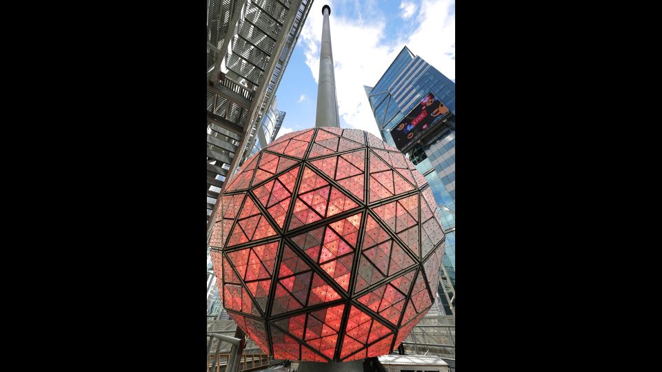 &nbsp;New York, test di prova per l'illuminazione della sfera di cristallo di Waterford a Times Square prima del runup di Capodanno (foto Afp)
