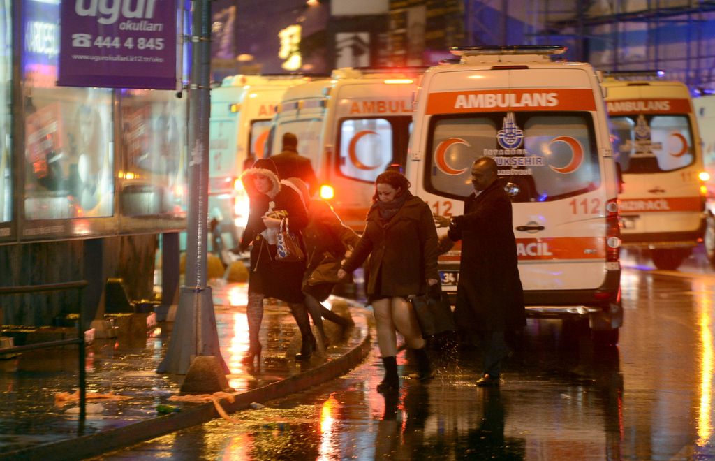 I soccorsi a Istanbul dopo un attentato dell'Isis