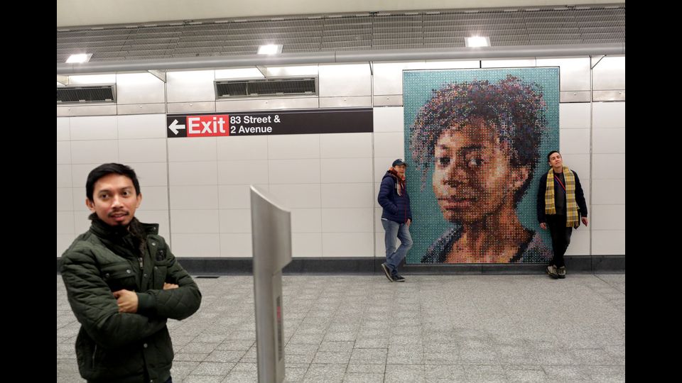 Visitatori ammirano l'opera di&nbsp;&nbsp;Chuck Close dipinta sul muro della nuova linea di metropolitana (Afp)&nbsp;