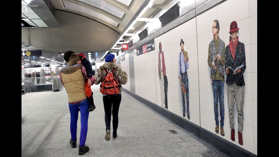 I passanti ammirano le opere d'arte sui muri delle nuove stazioni di New York (Afp)