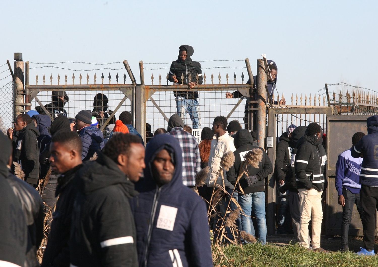 Le proteste dei profughi migranti presenti nel cpa di Cona (Agf)