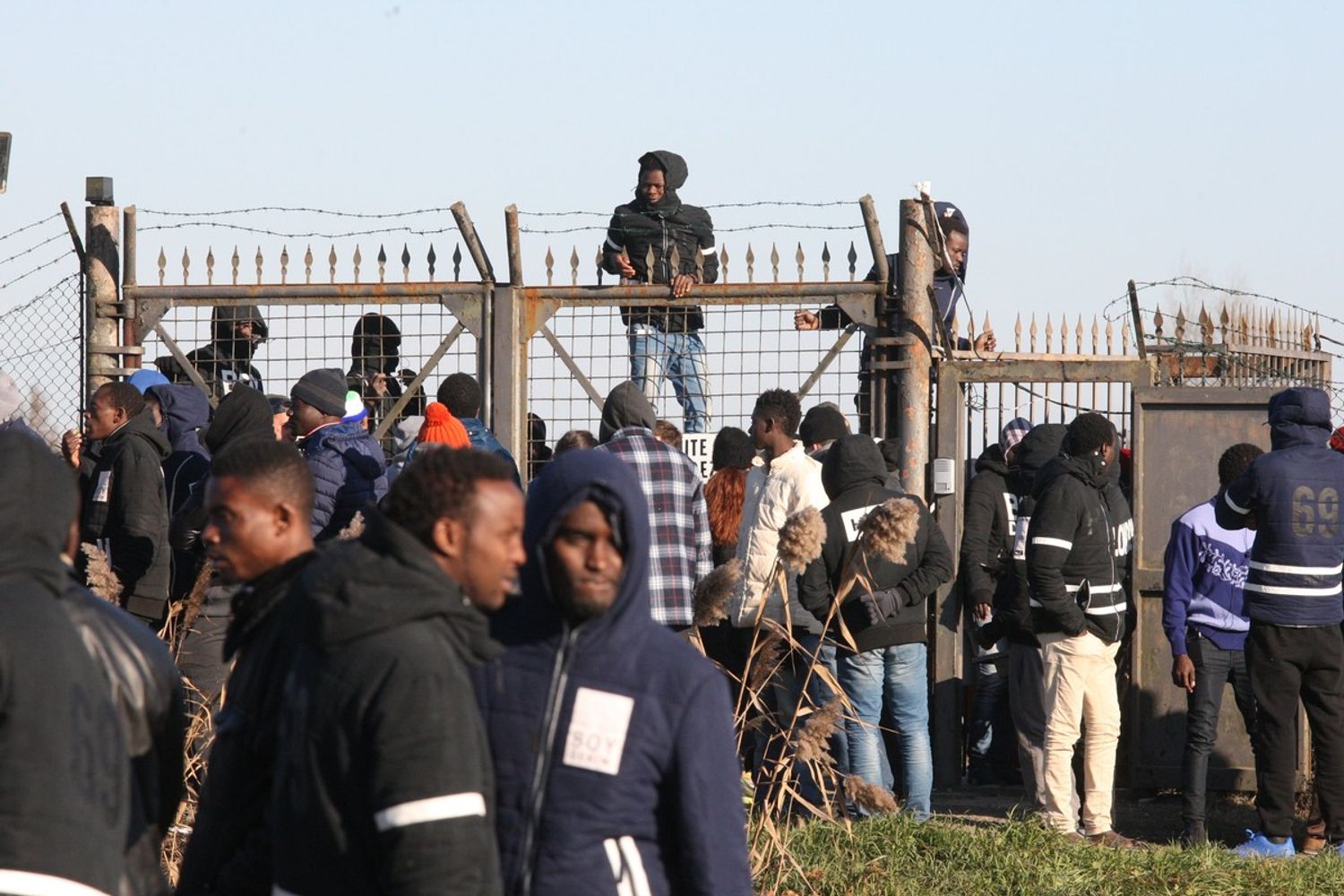 Le proteste dei profughi migranti presenti nel cpa di Cona (Agf)