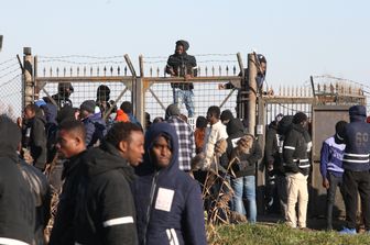 Le proteste dei profughi migranti presenti nel cpa di Cona (Agf)