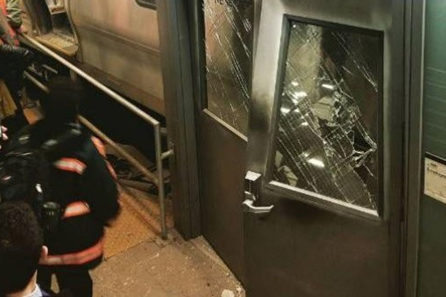 &nbsp;deraglia treno a Brooklyn 4 gennaio 2017 (foto Twitter)