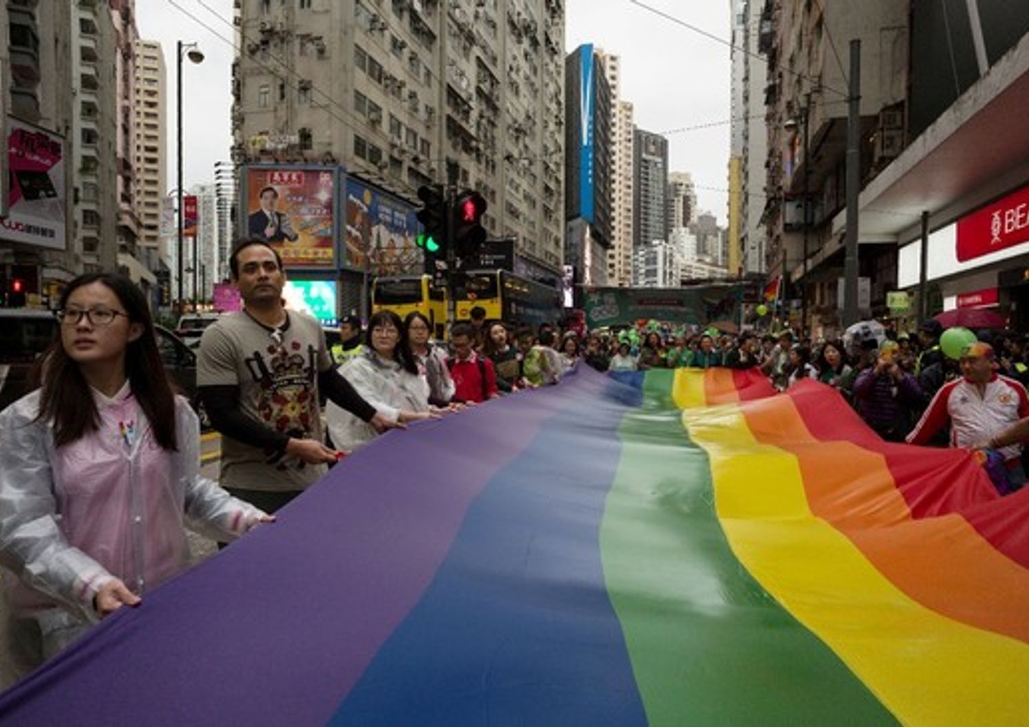 Cina - Hong Kong novembre 2016. Annuale parata con bandiera arcobaleno comunita' LGBT - gay - omosessuali (Afp)