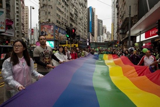 Cina - Hong Kong novembre 2016. Annuale parata con bandiera arcobaleno comunita' LGBT - gay - omosessuali (Afp)