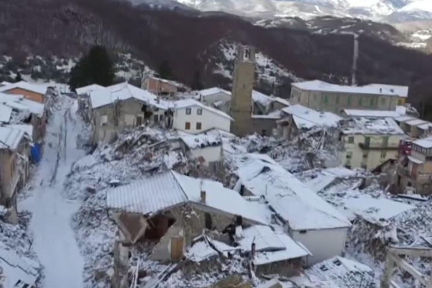 &nbsp;Amatrice sotto la neve drone vigili fuoco