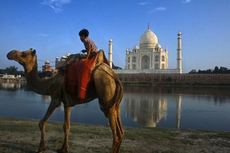 &nbsp;Agra, in India, &egrave; meta di visita da parte di migliaia di turisti provenienti da tutto il mondo che vi si recano per ammirare le rovine della fortezza di arenaria rossa e, soprattutto, per compiere un pellegrinaggio al Taj Mahal, il mausoleo conosciuto in tutto il mondo con il nome di derivazione persiana La luce del palazzo. Nel 1983 il Taj Mahal &egrave; stato dichiarato Patrimonio dell'umanit&agrave; da parte dell'Unesco (foto Afp)&nbsp;