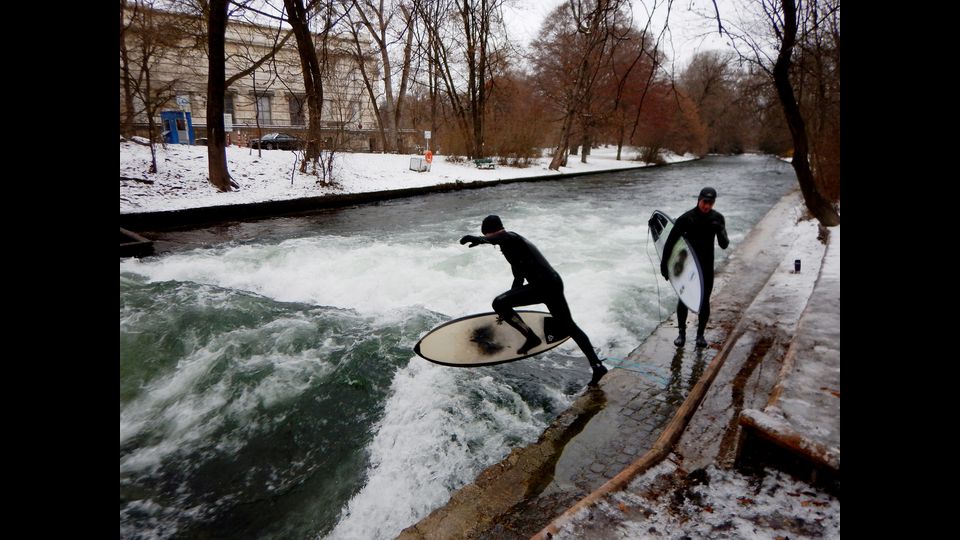 &nbsp;Gli amanti del surf non si lasciano spaventare dalla neve. E a Monaco di Baviera, cavalcano le onde gelide del canale dell'Eisbach, il piccolo fiume artificiale che attraversa l'Englischer Garten - il 'Giardino Inglese'- pi&ugrave; precisamente Prinzregentenstra&szlig;e, a pochi passi dal centro della citt&agrave;. Nonostante il mare disti oltre 500 chilometri, negli ultimi 45 anni nonostante il divieto di balneazione, l'Eisbach &egrave; diventato una tappa imperdibile per chi si cimenta nel&nbsp;'river surfing'&nbsp;. A detta dei pi&ugrave; esperti, fare surf sull&rsquo;onda anomala dell&rsquo;Eisbach &egrave; difficile per via della corrente e del poco spazio a disposizione tra le due sponde del fiume. (foto Afp)