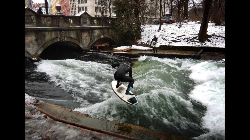 &nbsp;Gli amanti del surf non si lasciano spaventare dalla neve. E a Monaco di Baviera, cavalcano le onde gelide del canale dell'Eisbach, il piccolo fiume artificiale che attraversa l'Englischer Garten - il 'Giardino Inglese'- pi&ugrave; precisamente Prinzregentenstra&szlig;e, a pochi passi dal centro della citt&agrave;. Nonostante il mare disti oltre 500 chilometri, negli ultimi 45 anni nonostante il divieto di balneazione, l'Eisbach &egrave; diventato una tappa imperdibile per chi si cimenta nel&nbsp;'river surfing'&nbsp;. A detta dei pi&ugrave; esperti, fare surf sull&rsquo;onda anomala dell&rsquo;Eisbach &egrave; difficile per via della corrente e del poco spazio a disposizione tra le due sponde del fiume. (foto Afp)