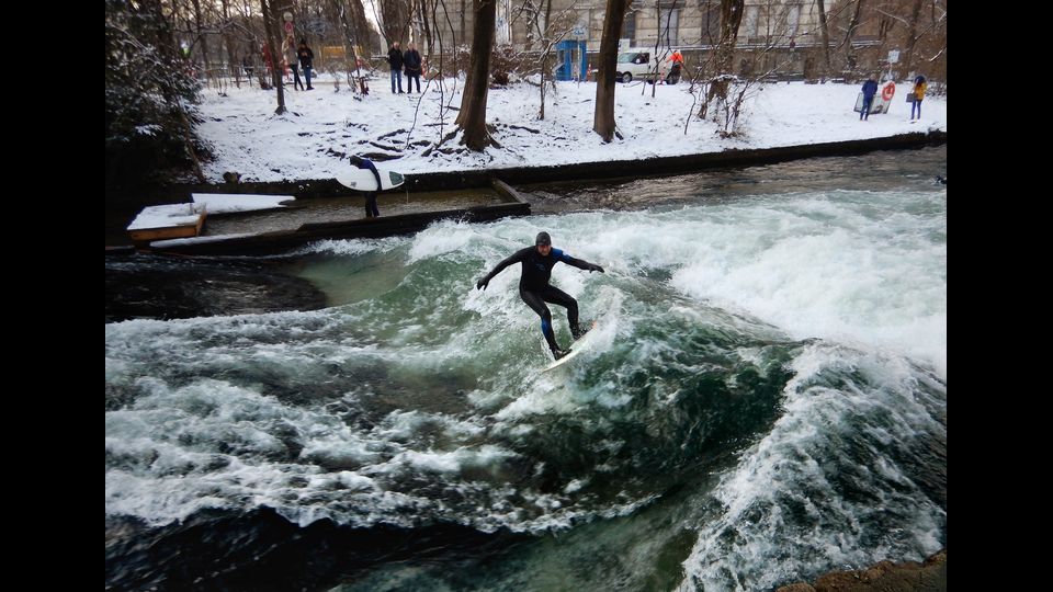 &nbsp;Gli amanti del surf non si lasciano spaventare dalla neve. E a Monaco di Baviera, cavalcano le onde gelide del canale dell'Eisbach, il piccolo fiume artificiale che attraversa l'Englischer Garten - il 'Giardino Inglese'- pi&ugrave; precisamente Prinzregentenstra&szlig;e, a pochi passi dal centro della citt&agrave;. Nonostante il mare disti oltre 500 chilometri, negli ultimi 45 anni nonostante il divieto di balneazione, l'Eisbach &egrave; diventato una tappa imperdibile per chi si cimenta nel&nbsp;'river surfing'&nbsp;. A detta dei pi&ugrave; esperti, fare surf sull&rsquo;onda anomala dell&rsquo;Eisbach &egrave; difficile per via della corrente e del poco spazio a disposizione tra le due sponde del fiume. (foto Afp)