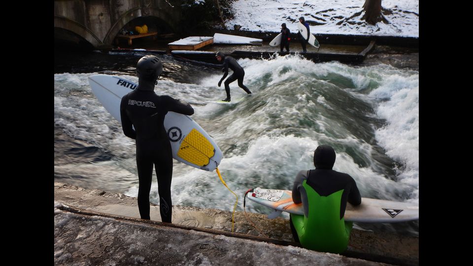 &nbsp;Gli amanti del surf non si lasciano spaventare dalla neve. E a Monaco di Baviera, cavalcano le onde gelide del canale dell'Eisbach, il piccolo fiume artificiale che attraversa l'Englischer Garten - il 'Giardino Inglese'- pi&ugrave; precisamente Prinzregentenstra&szlig;e, a pochi passi dal centro della citt&agrave;. Nonostante il mare disti oltre 500 chilometri, negli ultimi 45 anni nonostante il divieto di balneazione, l'Eisbach &egrave; diventato una tappa imperdibile per chi si cimenta nel&nbsp;'river surfing'&nbsp;. A detta dei pi&ugrave; esperti, fare surf sull&rsquo;onda anomala dell&rsquo;Eisbach &egrave; difficile per via della corrente e del poco spazio a disposizione tra le due sponde del fiume. (foto Afp)